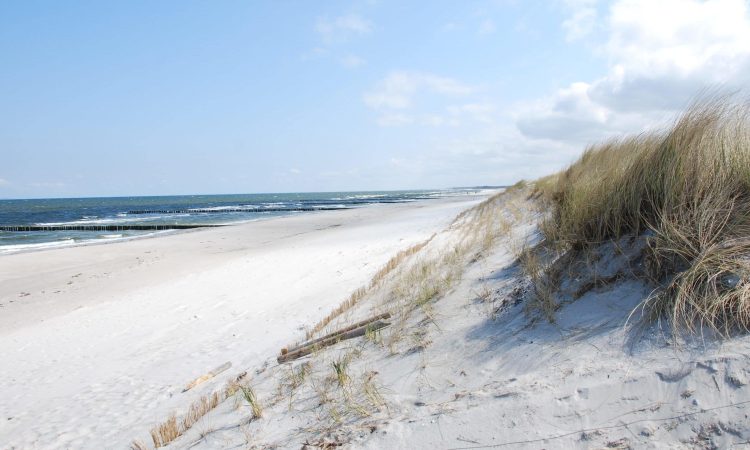 Die wunderschönen Dünen und feiner Strandstrand mit Blick auf das Meer