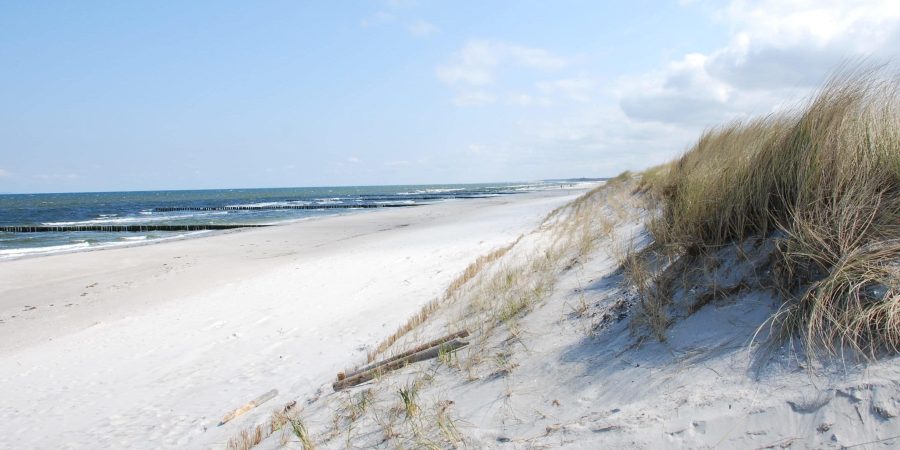 Die wunderschönen Dünen und feiner Strandstrand mit Blick auf das Meer