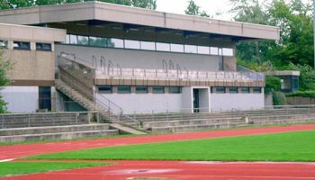 Sportplatz mit kleiner Tribüne beim Fussball Trainingslager Ploen