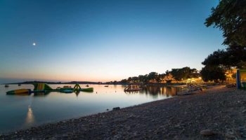 Die Abendstunden können an der nahegelegenen Bucht verbracht werden.