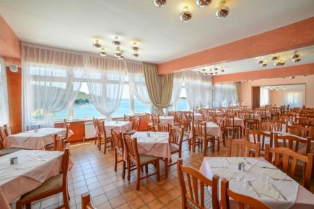 Der Speisesaal verfügt über ausreichend Gruppentische.