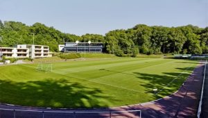 Der Rasenplatz liegt direkt neben der Unterkunft beim Trainingslager Rhein-Sieg