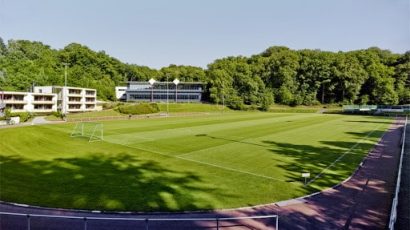 Der Rasenplatz liegt direkt neben der Unterkunft beim Trainingslager Rhein-Sieg