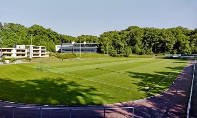 Der Rasenplatz liegt direkt neben der Unterkunft beim Trainingslager Rhein-Sieg