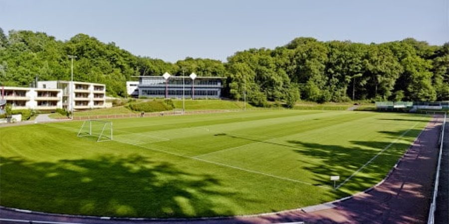 Der Rasenplatz liegt direkt neben der Unterkunft beim Trainingslager Rhein-Sieg