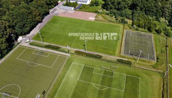 Riesige Sportanlage mit mehreren Plätzen beim Trainingslager Hennef