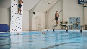 Schwimmhalle samt Kletterwand im Fussball Trainingslager Rodding Daenemark