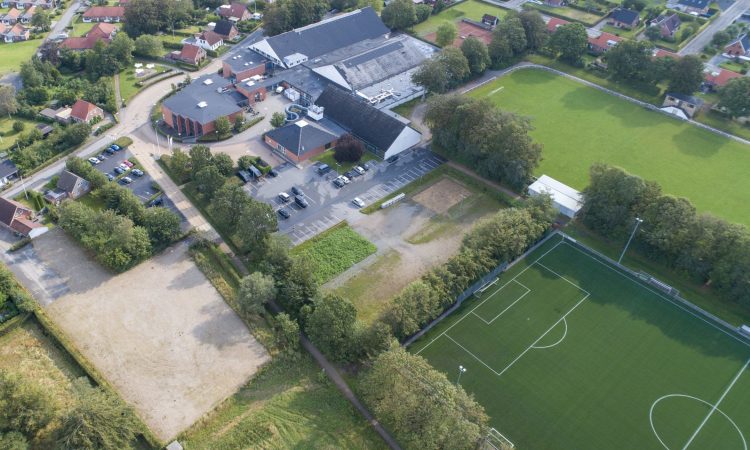 Luftaufnahme des Fussball Trainingslager Rodding