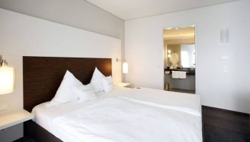 Nach den Trainingseinheiten die Erholung in modernen Zimmern genießen