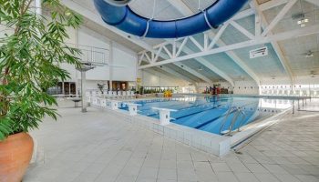 Großer Schwimmbereich mit extra Rutsche