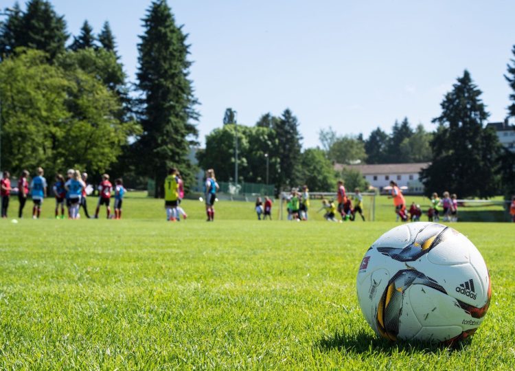 Rasenplatz Sporthotel Mittelhessen Fussball Trainingslager