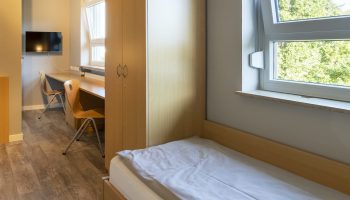 Geräumiges Zimmer Sporthotel Mittelhessen während Fussball Trainingslager