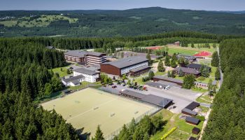 Übersicht Sportpark Erzgebirge mit Kunstrasen- und Rasenplatz