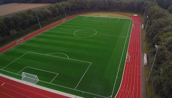 Schöner Kunstrasenplatz der Sportschule Emsland für Fussball Trainingslager