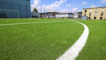 Moderner Kunstrasenplatz der Sportschule Saarland Fussball Trainingslager