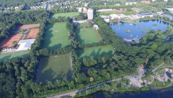 Luftbild der Sportschule Wedau mit vielen Rasen- und Kunstrasenplätzen