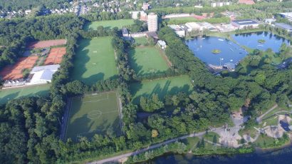 Luftbild der Sportschule Wedau mit vielen Rasen- und Kunstrasenplätzen