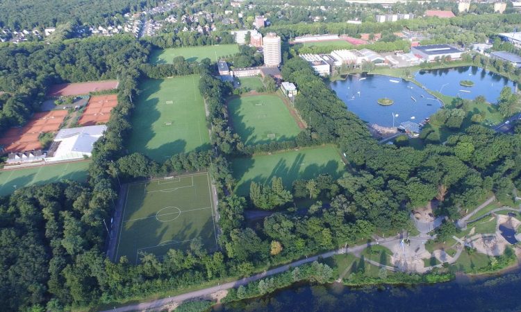 Luftbild der Sportschule Wedau mit vielen Rasen- und Kunstrasenplätzen