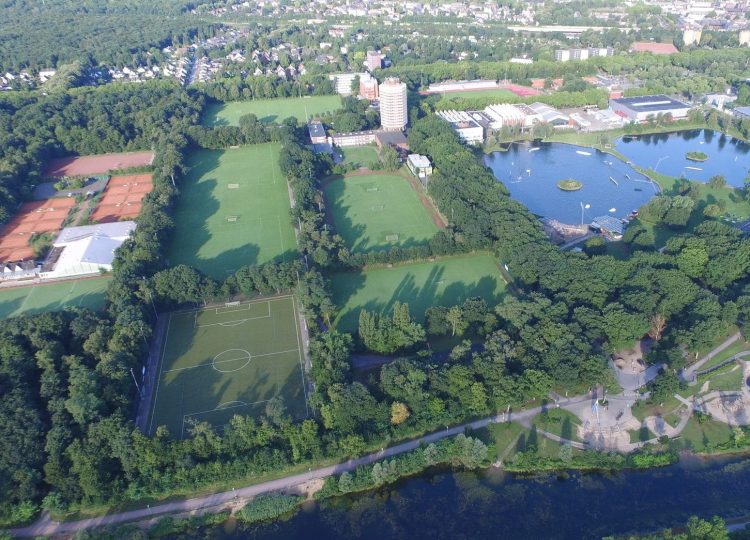 Luftbild der Sportschule Wedau mit vielen Rasen- und Kunstrasenplätzen