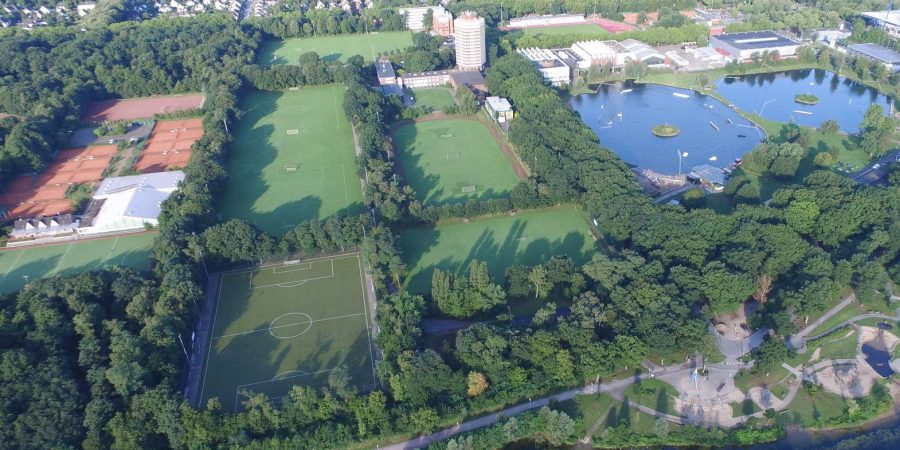 Luftbild der Sportschule Wedau mit vielen Rasen- und Kunstrasenplätzen