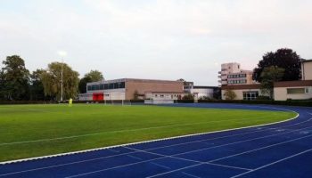 Fussballplatz mit Tartanbahn im Fussball Trainingslager Ruhrgebiet