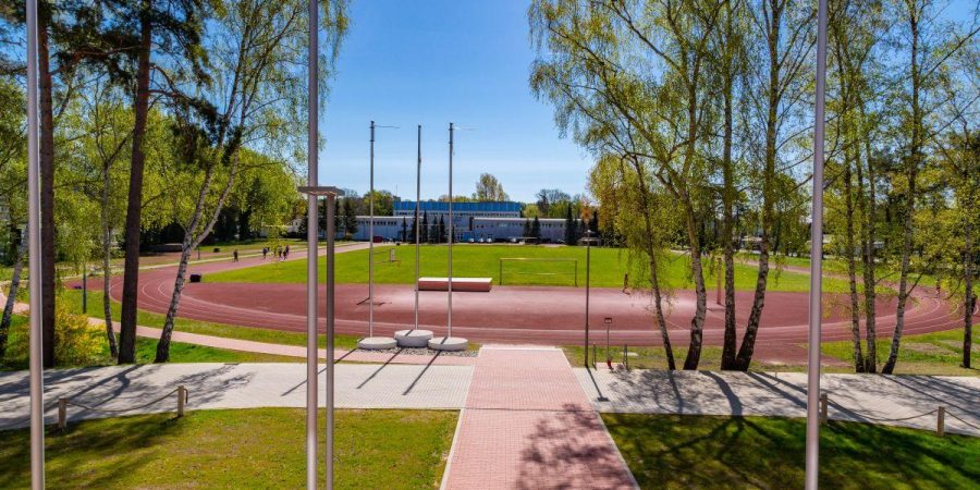 Der Rasenplatz ist von einer Tartanbahn umgeben und befindet sich direkt neben der Unterkunft