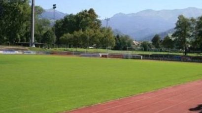 Schöner Rasenplatz beim Fussball Trainingslager Vorarlberg